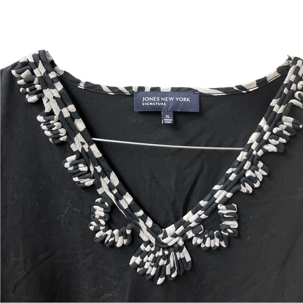 ✨BLACK TEE| RUFFLE DETAIL - Picture 3 of 4